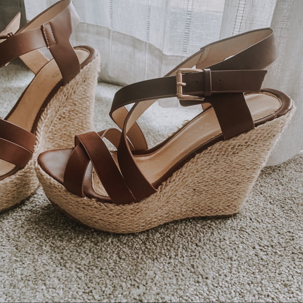 River berry camel wedges / sandals